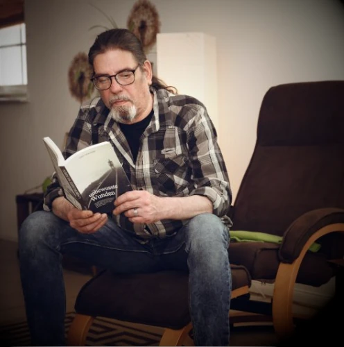 Horst Gedecksnis liest in seinem Buch "unbewusste Wunden".